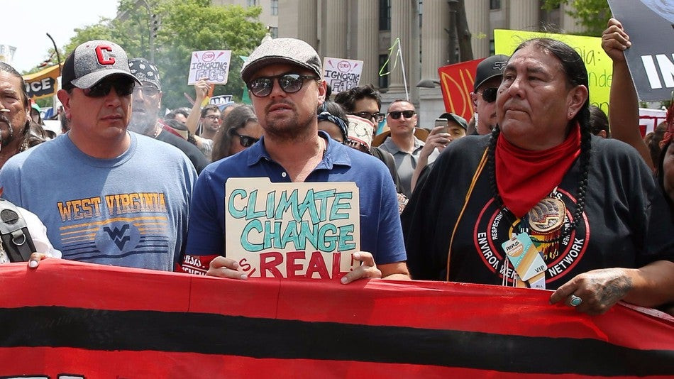 ΗΠΑ: Χιλιάδες διαδηλώνουν εναντίον του Τραμπ και κατά της ακύρωσης της συμφωνίας του Παρισιού  – «Μπροστάρης» ο Ντι Κάπριο